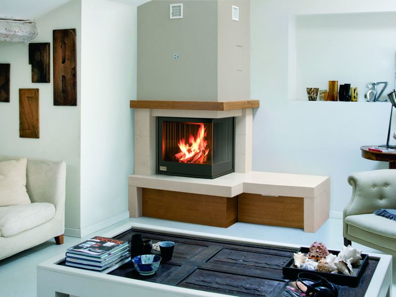 Caminetto a legna con rivestimento in pietra
