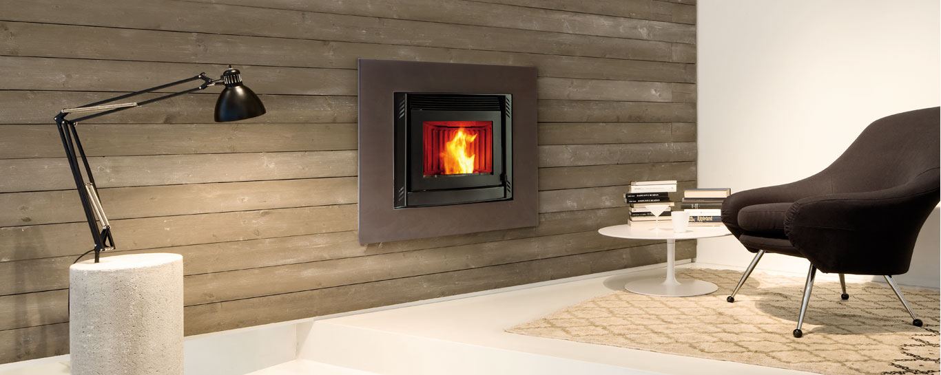 Inserto a pellet incassato in una parete in legno