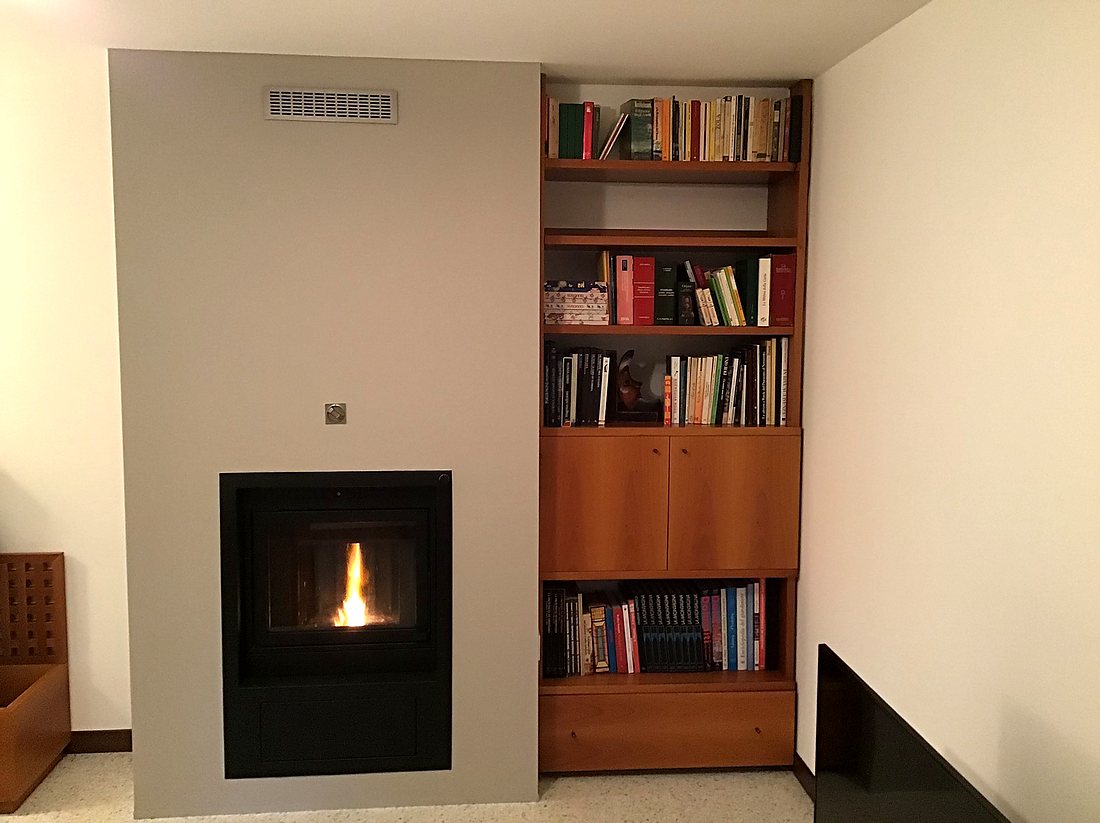 Inserto a pellet accanto alla libreria