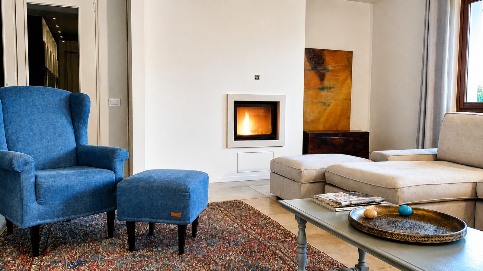 Caminetto a legna acceso con rivestimento in pietra naturale